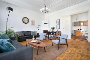 a living room with a couch and a table at Hej Bydgoszcz - Apartament XL na Starym Rynku in Bydgoszcz
