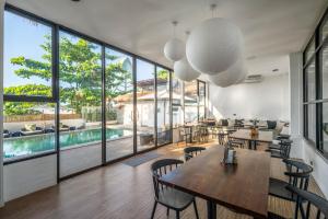 Bazén v ubytování Zara Beach Resort Koh Samui nebo v jeho okolí
