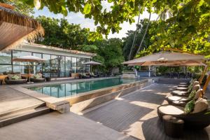 Bazén v ubytování Zara Beach Resort Koh Samui nebo v jeho okolí