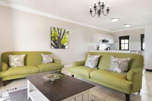Χώρος καθιστικού στο Winelands Golf Lodges 15