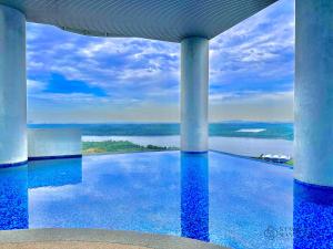 une vue sur l'eau depuis un bâtiment à colonnes dans l'établissement Encorp Marina Residence Puteri Harbour By Stayrene, à Iskandar Puteri 6 autres photos