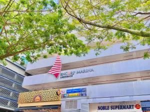 un bâtiment arborant un drapeau américain au-dessus dans l'établissement Encorp Marina Residence Puteri Harbour By Stayrene, à Iskandar Puteri