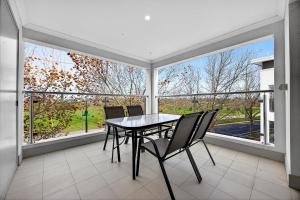 Balkón nebo terasa v ubytování Modern Coastal Retreat 2BR Apt in Rockingham