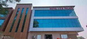um edifício com uma placa que diz hotel islasake em VARANASI HOTEL JSB PALACE -Near Kasi Vishwanath Temple #Fully Air Conditioning #Free Wi-Fi #Parking #Room Service #Best Hotel In Varanasi em Varanasi