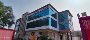 um prédio com um grande prédio com vidro em VARANASI HOTEL JSB PALACE -Near Kasi Vishwanath Temple #Fully Air Conditioning #Free Wi-Fi #Parking #Room Service #Best Hotel In Varanasi em Varanasi