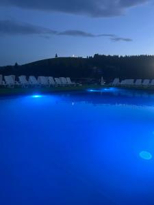 バコヴェルにあるMAFA Hotelの夜の水の景色