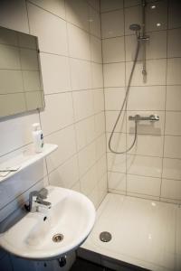 A bathroom at UtrechtCityApartments – Huizingalaan