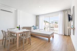 A seating area at Apartamentos Massanet