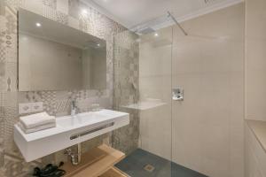 A bathroom at Apartamentos Massanet Még 37 kép