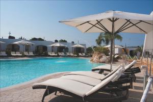 Bazén v ubytování La Casarana Wellness Ecoresort nebo v jeho okolí