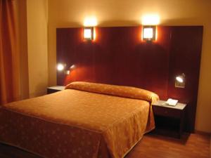 En eller flere senger på et rom på Hotel Doña Urraca