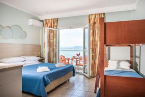 Postel nebo postele na pokoji v ubytování Corfu Maris