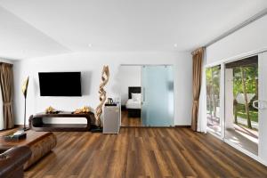 TV a/nebo společenská místnost v ubytování Zara Beach Resort Koh Samui