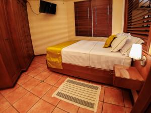 Postel nebo postele na pokoji v ubytování Alcazar Suites