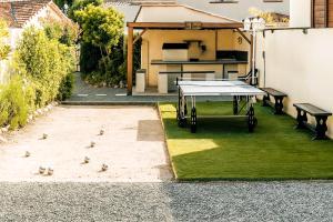 eine Tischtennisplatte in einem Hof mit Vögeln auf dem Gras in der Unterkunft Rêve D'azur plage de la Nartelle, Mazet 35m2, parking, Piscine partagée, Terrasse BBQ & draps inclus in Sainte-Maxime