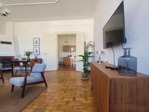 sala de estar con TV en la parte superior de un tocador en Hej Bydgoszcz - Apartament XL na Starym Rynku, en Bydgoszcz