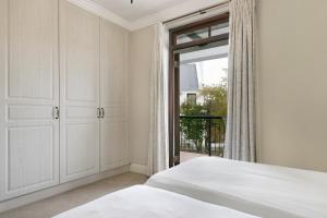 une chambre avec un lit et une fenêtre dans l'établissement Winelands Golf Lodges 26, à Stellenbosch 50 autres photos