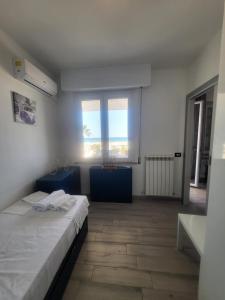 une chambre avec un grand lit et deux fenêtres dans l'établissement Sea Home Sunrise, à Tortoreto Lido 51 autres photos