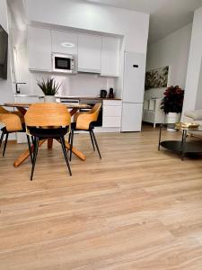 een keuken en eetkamer met een tafel en stoelen bij Apartamento Carmen Centro in Nerja
