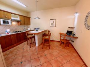 Kuchyň nebo kuchyňský kout v ubytování Alcazar Suites