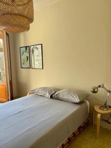 ein Schlafzimmer mit einem Bett mit einer Lampe darauf in der Unterkunft La casina del lago vicino al bosco in Ghiffa