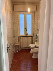 ein Badezimmer mit zwei Toiletten und einem Fenster in der Unterkunft La casina del lago vicino al bosco in Ghiffa
