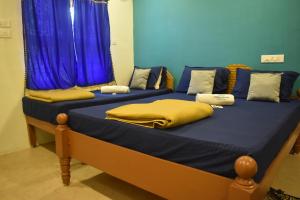 Postel nebo postele na pokoji v ubytování Aishwaryam home stay