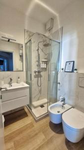 ein Badezimmer mit Dusche, Toilette und Waschbecken in der Unterkunft Casa Sardina in San Benedetto del Tronto