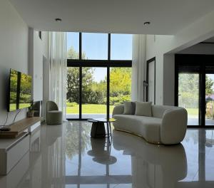 Χώρος καθιστικού στο Villa Aqua