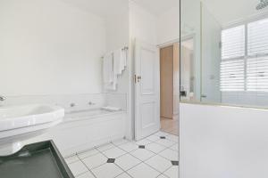 Ένα μπάνιο στο Winelands Golf Lodges 30