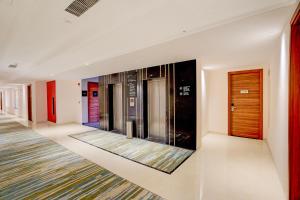 Sunday Hotels and Resort Gurgaon客房内的一张或多张床位