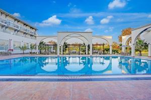 Sunday Hotels and Resort Gurgaon内部或周边的泳池