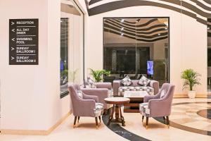 Sunday Hotels and Resort Gurgaon的休息区