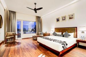 Sunday Hotels and Resort Gurgaon客房内的一张或多张床位