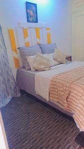 Un dormitorio con una cama grande con almohadas. en Sunset Roof, en Margate