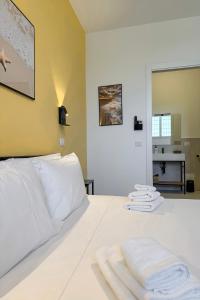 Postel nebo postele na pokoji v ubytování AMINA Guest House