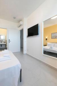 TV a/nebo společenská místnost v ubytování AMINA Guest House