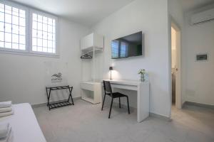 TV a/nebo společenská místnost v ubytování AMINA Guest House