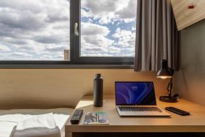 Postel nebo postele na pokoji v ubytování MEININGER Hotel Berlin Airport