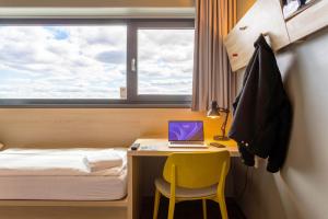 Postel nebo postele na pokoji v ubytování MEININGER Hotel Berlin Airport