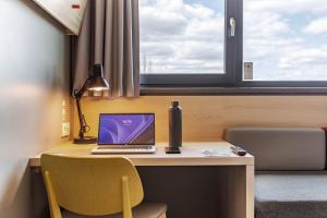 TV a/nebo společenská místnost v ubytování MEININGER Hotel Berlin Airport
