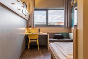Postel nebo postele na pokoji v ubytování MEININGER Hotel Berlin Airport