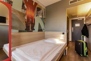 Postel nebo postele na pokoji v ubytování MEININGER Hotel Berlin Airport