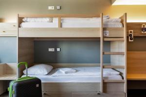 Postel nebo postele na pokoji v ubytování MEININGER Hotel Berlin Airport