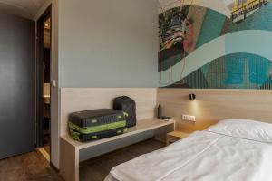 Postel nebo postele na pokoji v ubytování MEININGER Hotel Berlin Airport