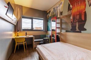 Postel nebo postele na pokoji v ubytování MEININGER Hotel Berlin Airport