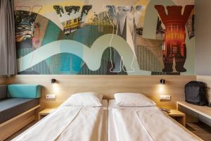 Postel nebo postele na pokoji v ubytování MEININGER Hotel Berlin Airport