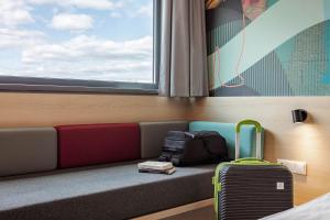 Postel nebo postele na pokoji v ubytování MEININGER Hotel Berlin Airport