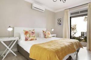 Giường trong phòng chung tại Winelands Golf Lodges 37
