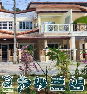 una casa con carteles delante de ella en KataBeach sweetHome 4br, en Kata Beach